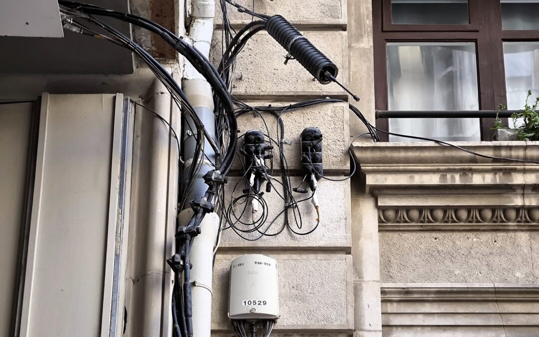 Cables a la façana d'un edifici de Lleida (JuntsXCat Paeria)