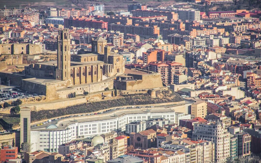 El Turó de la Seu Vella i la ciutat de Lleida des del cel (Foto Miquel de Santiago)